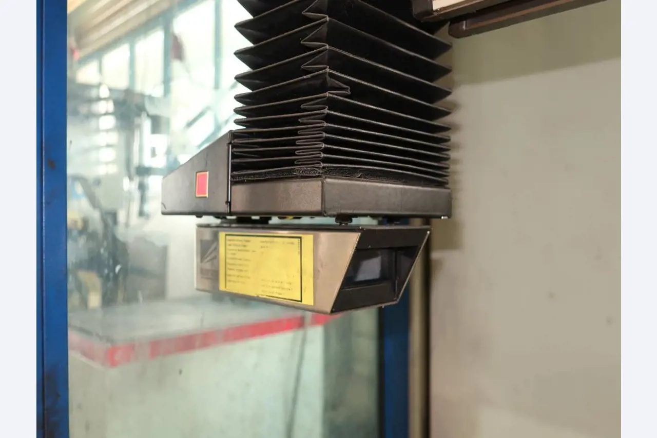 Máquinas para o processamento de chapas metálicas de espessura fina/média<br>(corte, perfuração, prensagem, dobragem)<br><font size="2">Em colaboração com a Hilco Industrial Acquisitions bv</font>-11