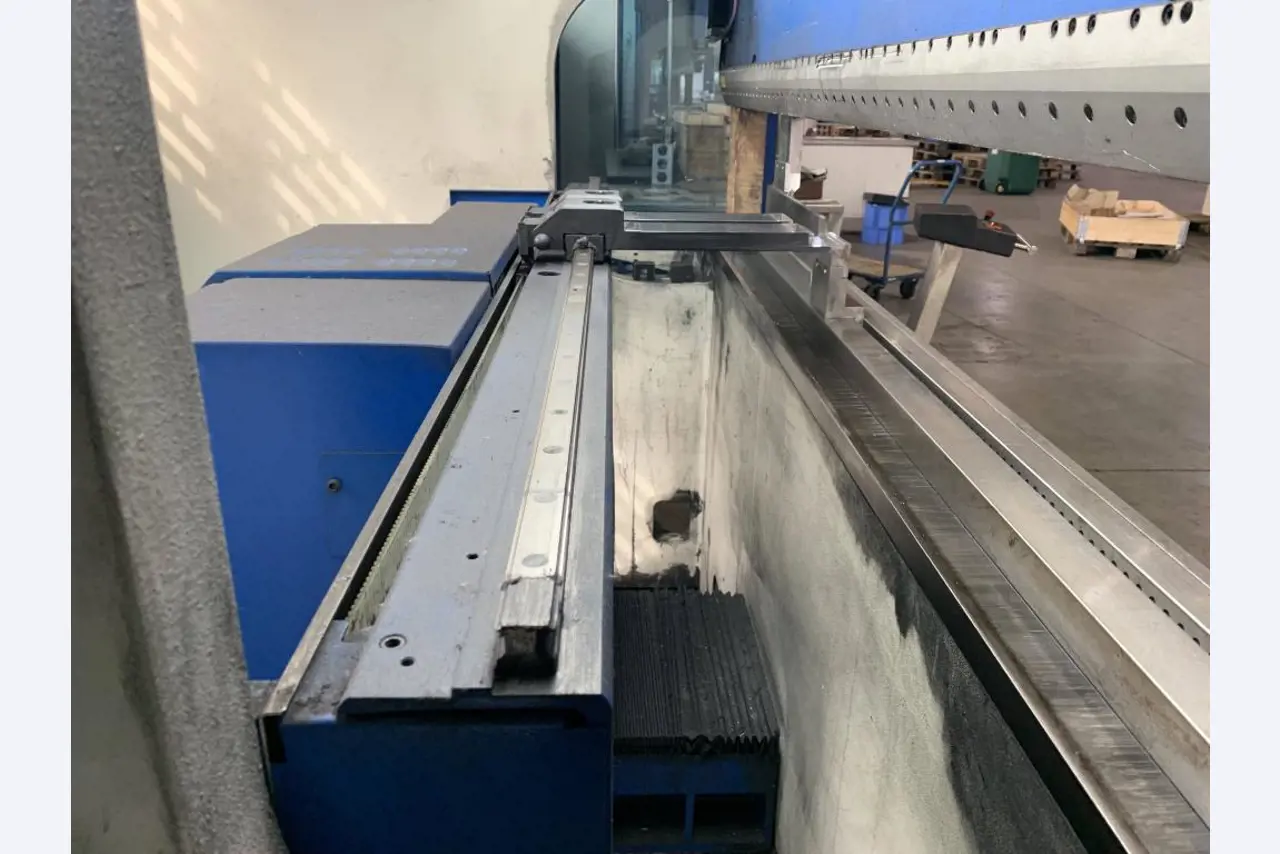 Máquinas para o processamento de chapas metálicas de espessura fina/média<br>(corte, perfuração, prensagem, dobragem)<br><font size="2">Em colaboração com a Hilco Industrial Acquisitions bv</font>-8