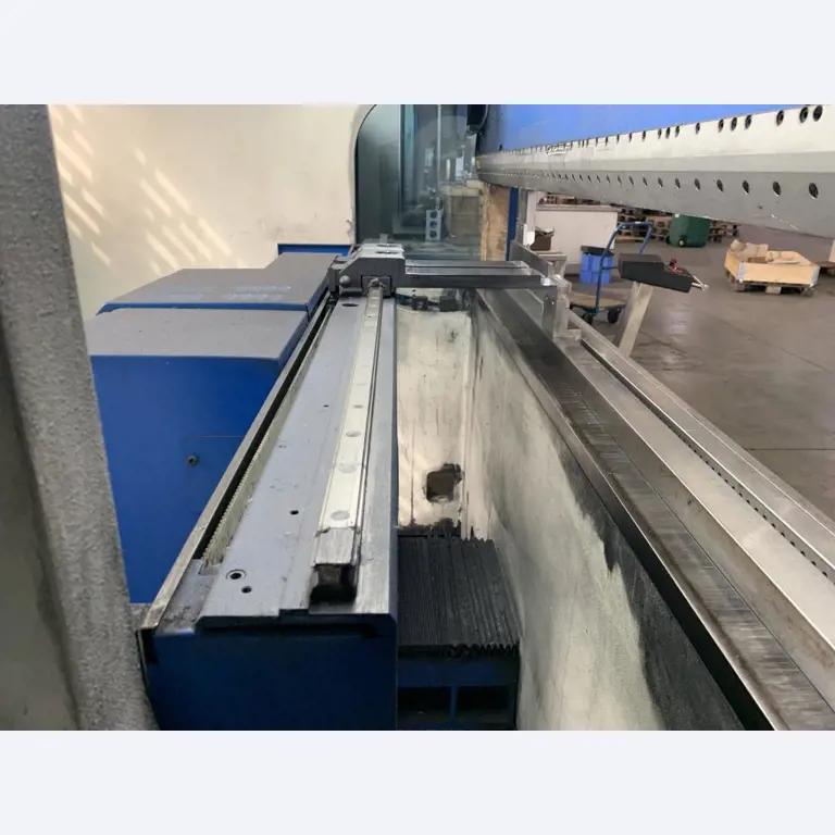 Máquinas para o processamento de chapas metálicas de espessura fina/média<br>(corte, perfuração, prensagem, dobragem)<br><font size="2">Em colaboração com a Hilco Industrial Acquisitions bv</font>-8