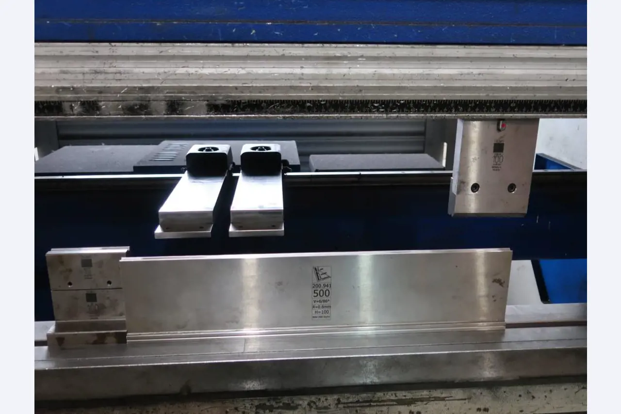 Máquinas para o processamento de chapas metálicas de espessura fina/média<br>(corte, perfuração, prensagem, dobragem)<br><font size="2">Em colaboração com a Hilco Industrial Acquisitions bv</font>-9