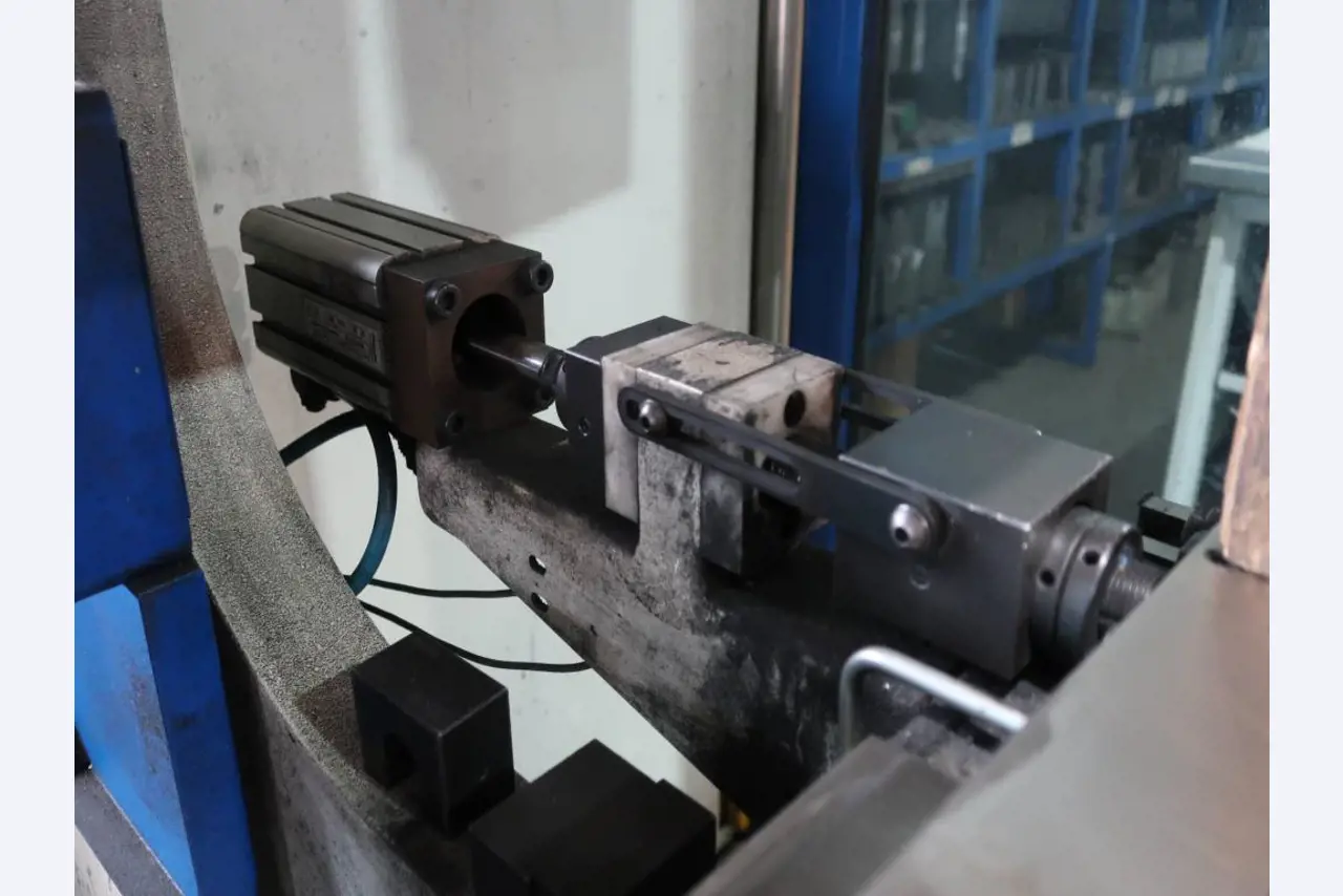 Máquinas para o processamento de chapas metálicas de espessura fina/média<br>(corte, perfuração, prensagem, dobragem)<br><font size="2">Em colaboração com a Hilco Industrial Acquisitions bv</font>-10