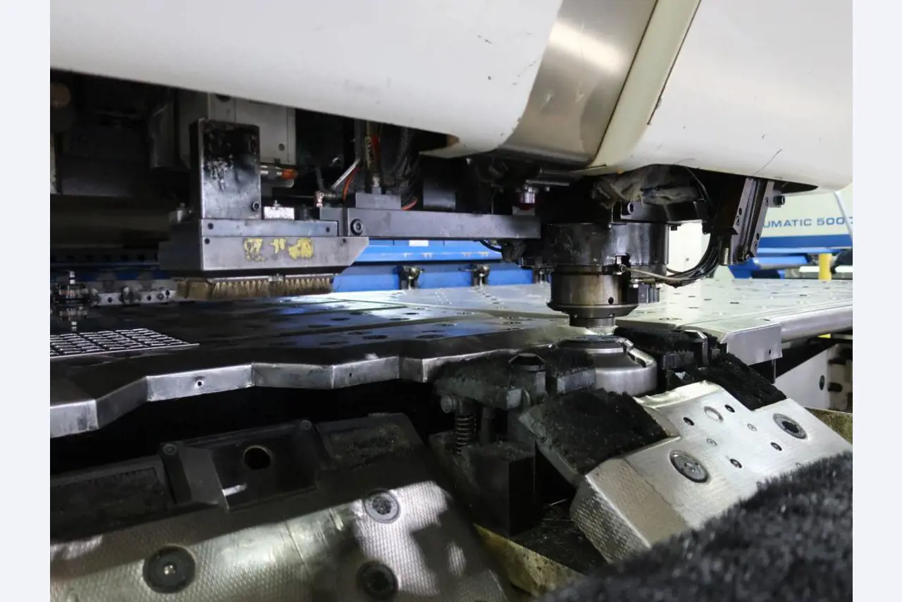 Máquinas para o processamento de chapas metálicas de espessura fina/média<br>(corte, perfuração, prensagem, dobragem)<br><font size="2">Em colaboração com a Hilco Industrial Acquisitions bv</font>-10