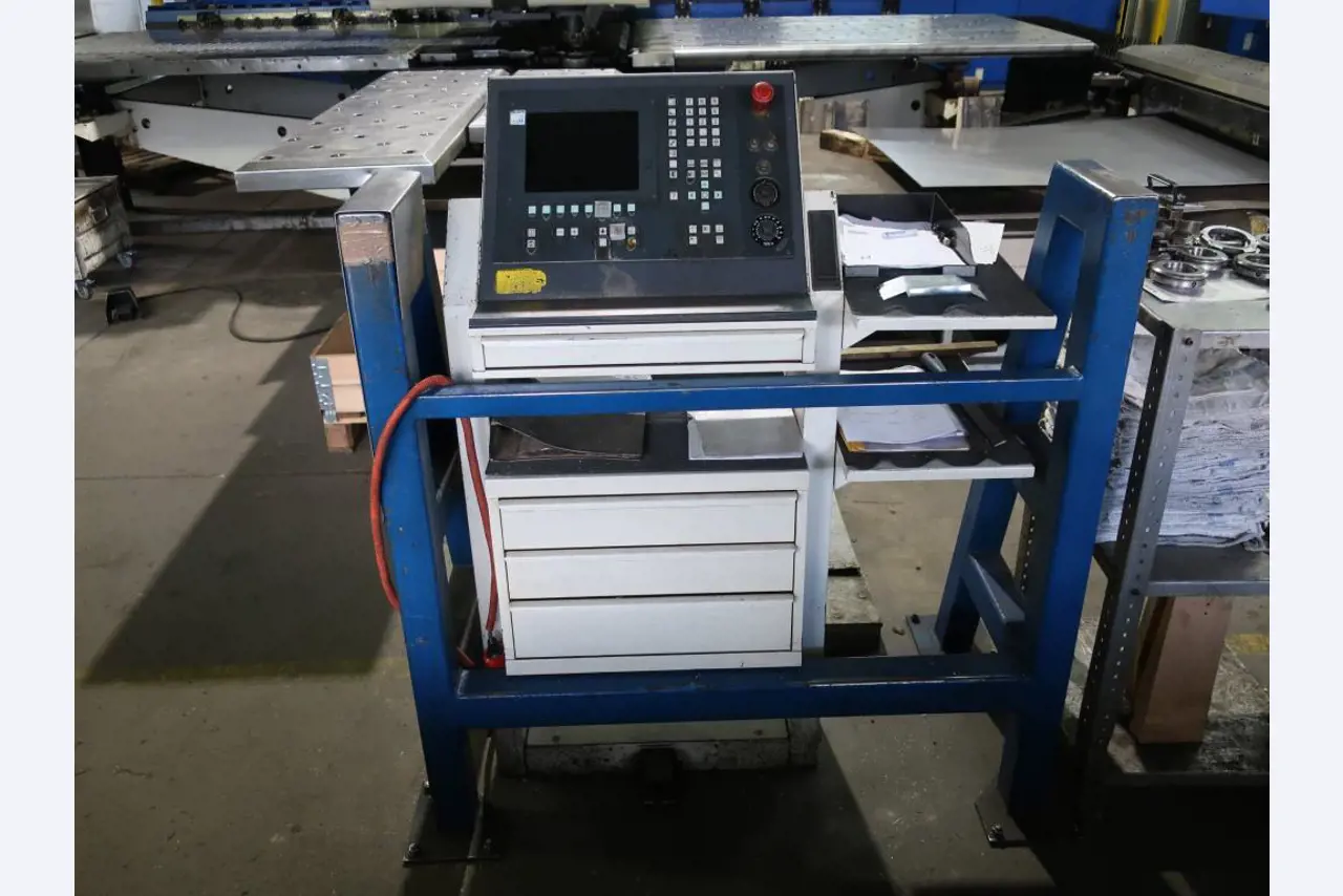 Máquinas para o processamento de chapas metálicas de espessura fina/média<br>(corte, perfuração, prensagem, dobragem)<br><font size="2">Em colaboração com a Hilco Industrial Acquisitions bv</font>-12