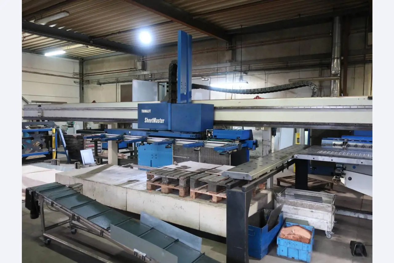 Máquinas para o processamento de chapas metálicas de espessura fina/média<br>(corte, perfuração, prensagem, dobragem)<br><font size="2">Em colaboração com a Hilco Industrial Acquisitions bv</font>-15