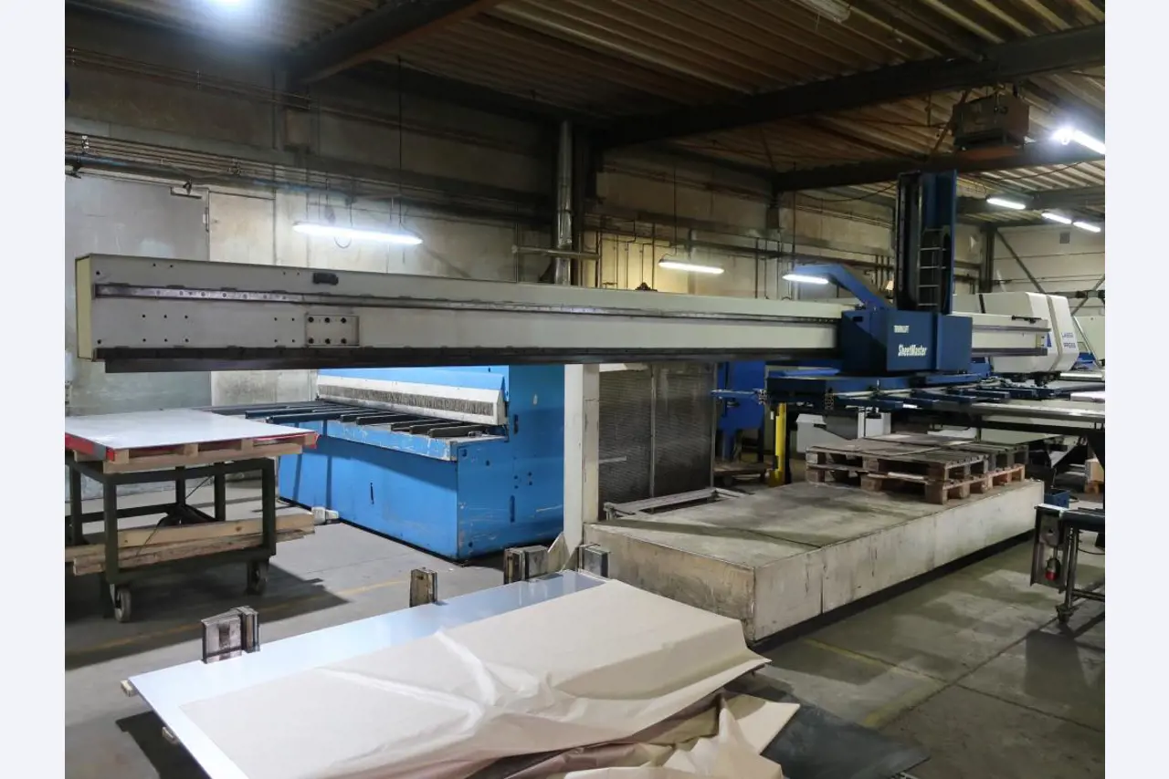 Máquinas para o processamento de chapas metálicas de espessura fina/média<br>(corte, perfuração, prensagem, dobragem)<br><font size="2">Em colaboração com a Hilco Industrial Acquisitions bv</font>-4