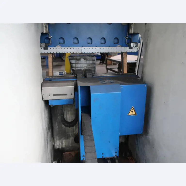 Máquinas para o processamento de chapas metálicas de espessura fina/média<br>(corte, perfuração, prensagem, dobragem)<br><font size="2">Em colaboração com a Hilco Industrial Acquisitions bv</font>-11