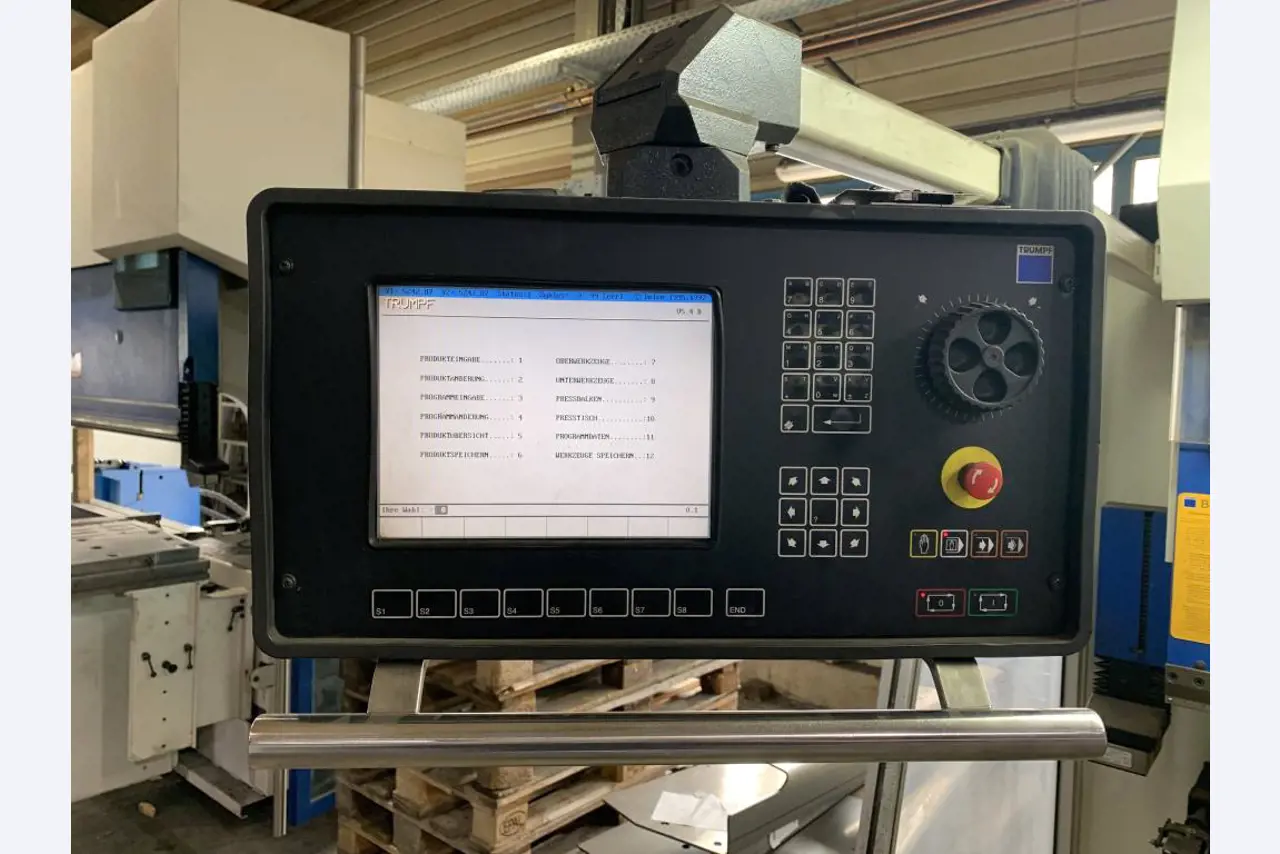 Máquinas para o processamento de chapas metálicas de espessura fina/média<br>(corte, perfuração, prensagem, dobragem)<br><font size="2">Em colaboração com a Hilco Industrial Acquisitions bv</font>-14