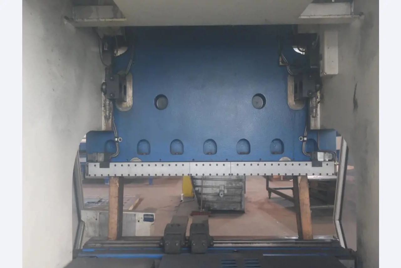 Máquinas para o processamento de chapas metálicas de espessura fina/média<br>(corte, perfuração, prensagem, dobragem)<br><font size="2">Em colaboração com a Hilco Industrial Acquisitions bv</font>-10