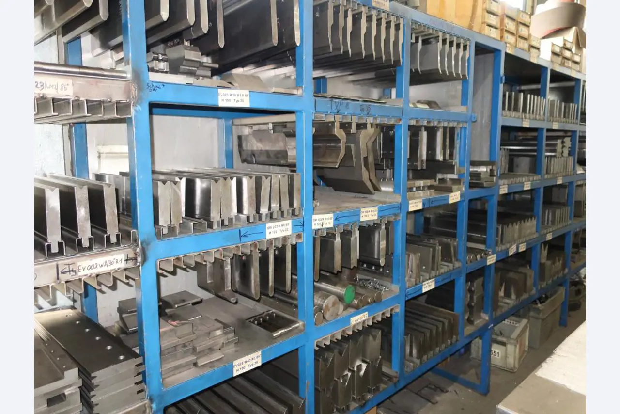 Máquinas para o processamento de chapas metálicas de espessura fina/média<br>(corte, perfuração, prensagem, dobragem)<br><font size="2">Em colaboração com a Hilco Industrial Acquisitions bv</font>-1