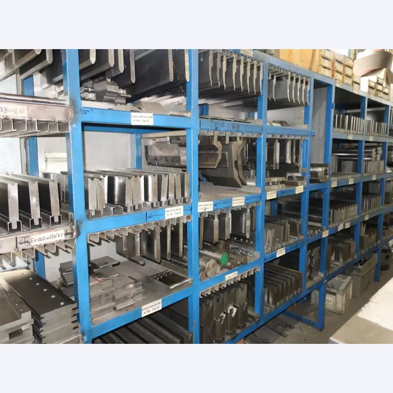 Máquinas para o processamento de chapas metálicas de espessura fina/média<br>(corte, perfuração, prensagem, dobragem)<br><font size="2">Em colaboração com a Hilco Industrial Acquisitions bv</font>-1