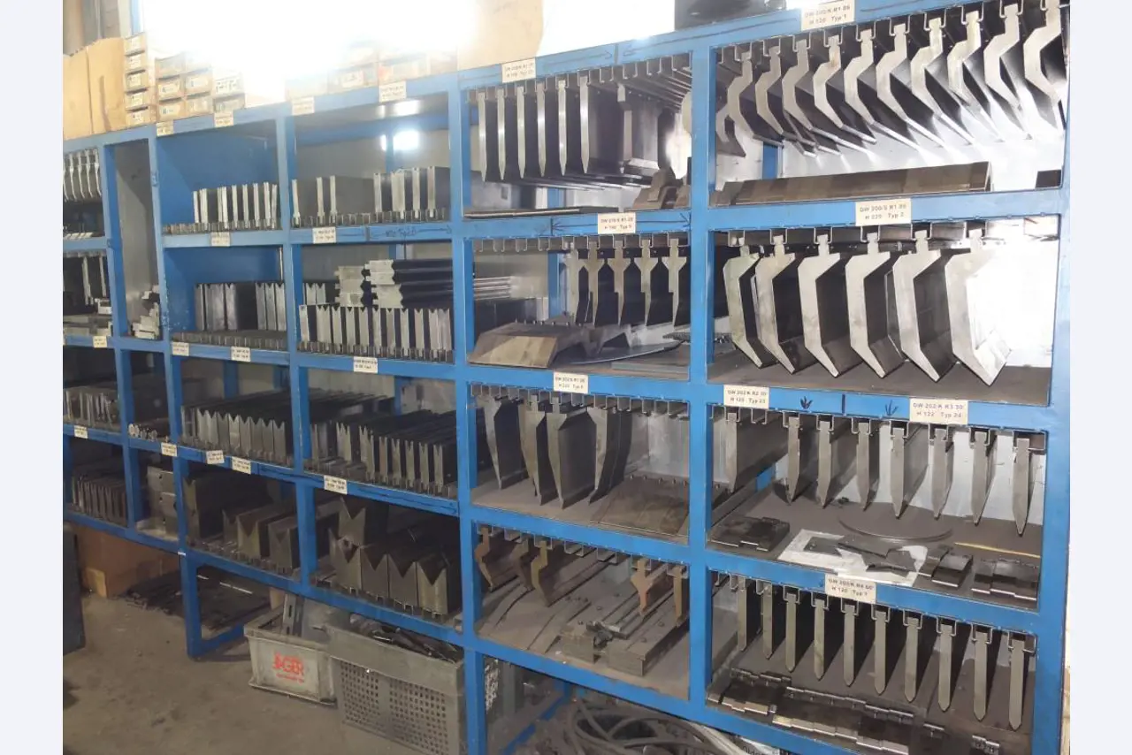 Máquinas para o processamento de chapas metálicas de espessura fina/média<br>(corte, perfuração, prensagem, dobragem)<br><font size="2">Em colaboração com a Hilco Industrial Acquisitions bv</font>-2