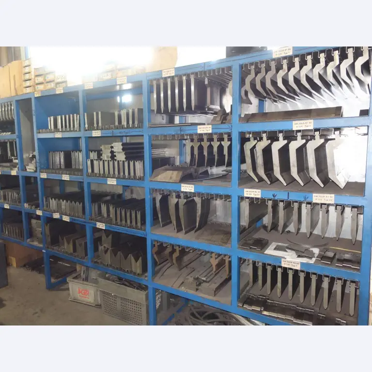 Máquinas para o processamento de chapas metálicas de espessura fina/média<br>(corte, perfuração, prensagem, dobragem)<br><font size="2">Em colaboração com a Hilco Industrial Acquisitions bv</font>-2