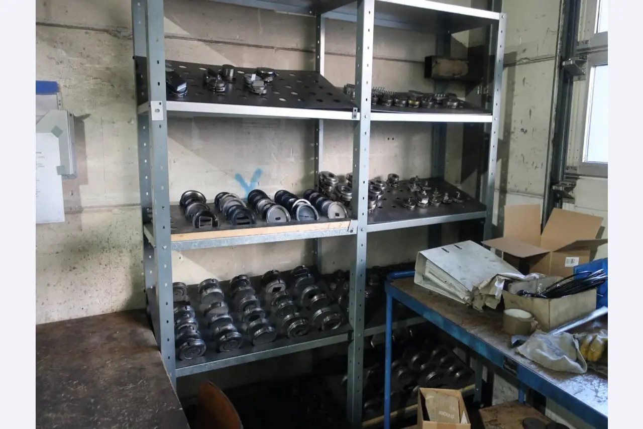 Máquinas para o processamento de chapas metálicas de espessura fina/média<br>(corte, perfuração, prensagem, dobragem)<br><font size="2">Em colaboração com a Hilco Industrial Acquisitions bv</font>-13