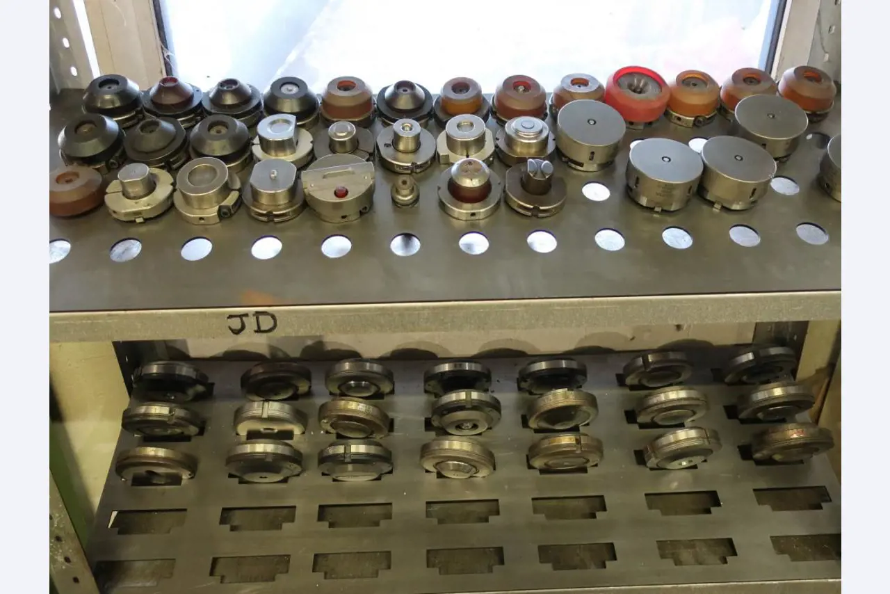 Máquinas para o processamento de chapas metálicas de espessura fina/média<br>(corte, perfuração, prensagem, dobragem)<br><font size="2">Em colaboração com a Hilco Industrial Acquisitions bv</font>-14