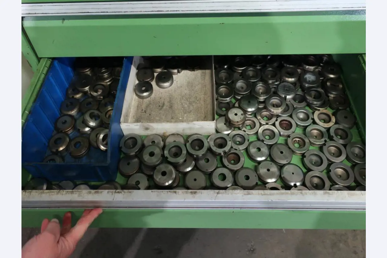 Máquinas para o processamento de chapas metálicas de espessura fina/média<br>(corte, perfuração, prensagem, dobragem)<br><font size="2">Em colaboração com a Hilco Industrial Acquisitions bv</font>-15