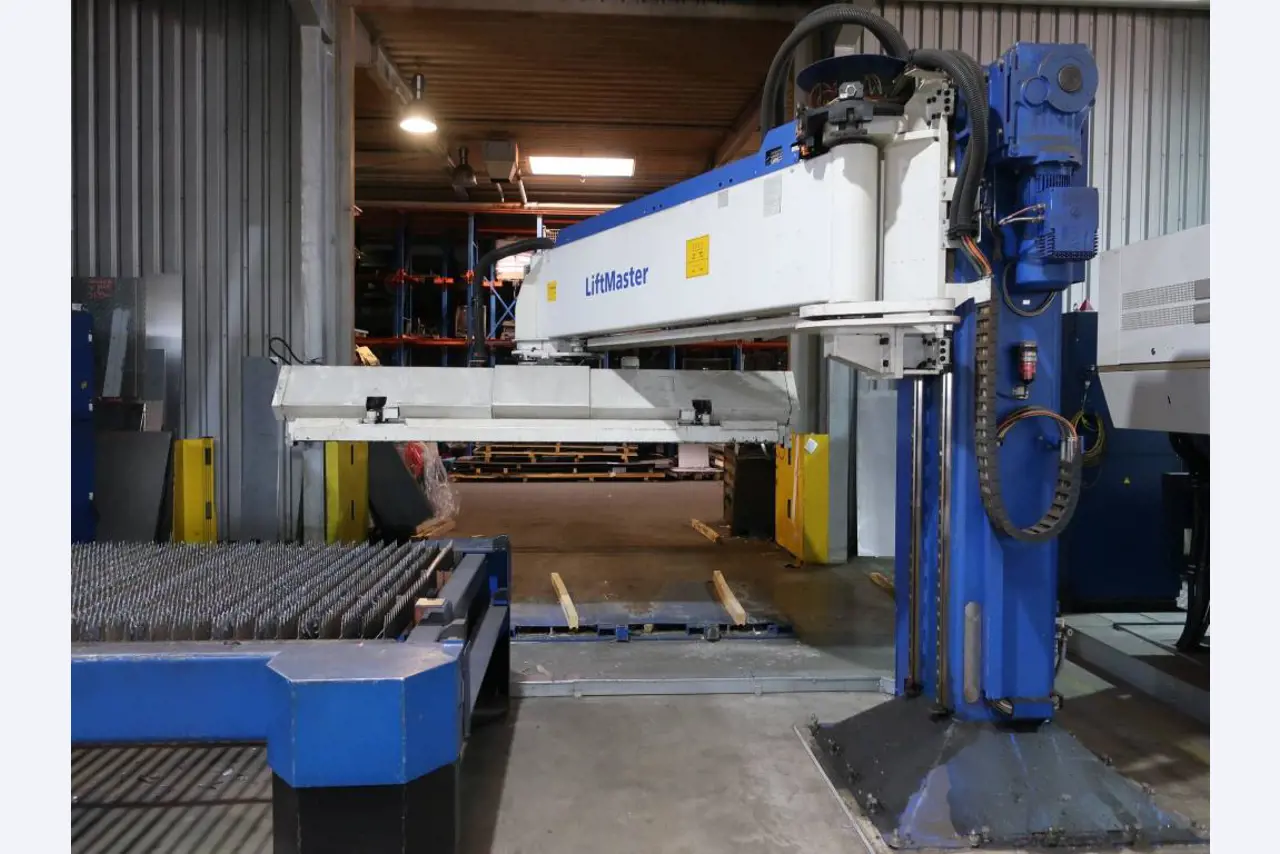 Máquinas para o processamento de chapas metálicas de espessura fina/média<br>(corte, perfuração, prensagem, dobragem)<br><font size="2">Em colaboração com a Hilco Industrial Acquisitions bv</font>-12