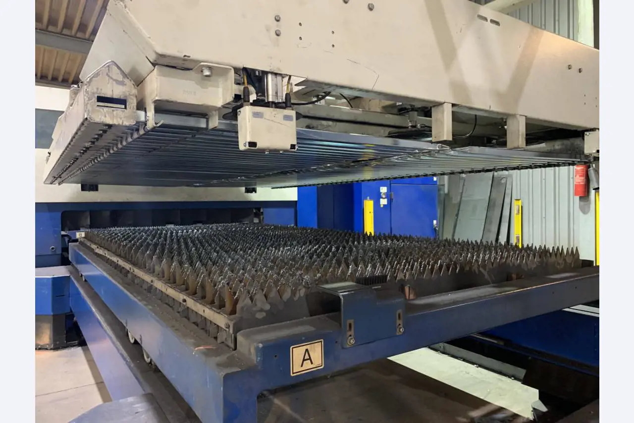 Máquinas para o processamento de chapas metálicas de espessura fina/média<br>(corte, perfuração, prensagem, dobragem)<br><font size="2">Em colaboração com a Hilco Industrial Acquisitions bv</font>-13