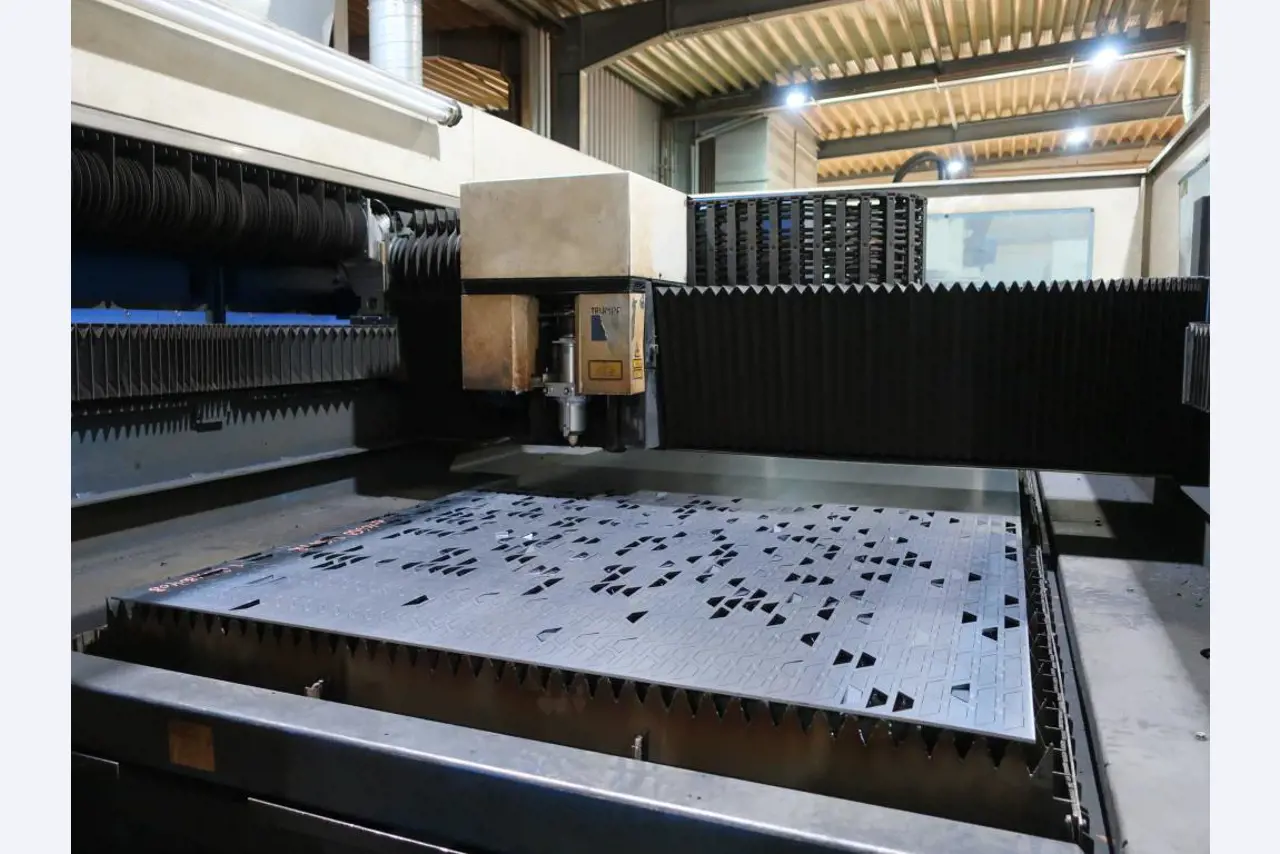 Máquinas para o processamento de chapas metálicas de espessura fina/média<br>(corte, perfuração, prensagem, dobragem)<br><font size="2">Em colaboração com a Hilco Industrial Acquisitions bv</font>-18