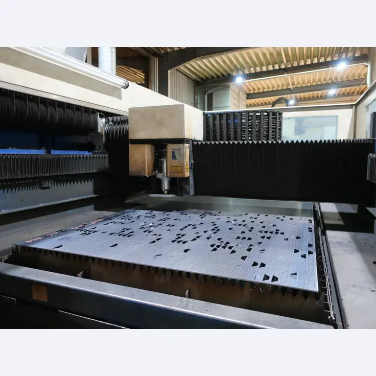 Máquinas para o processamento de chapas metálicas de espessura fina/média<br>(corte, perfuração, prensagem, dobragem)<br><font size="2">Em colaboração com a Hilco Industrial Acquisitions bv</font>-18
