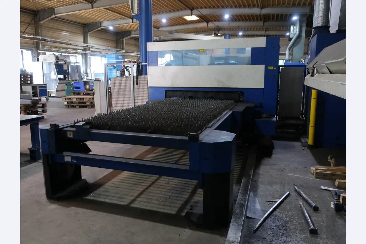 Máquinas para o processamento de chapas metálicas de espessura fina/média<br>(corte, perfuração, prensagem, dobragem)<br><font size="2">Em colaboração com a Hilco Industrial Acquisitions bv</font>-22