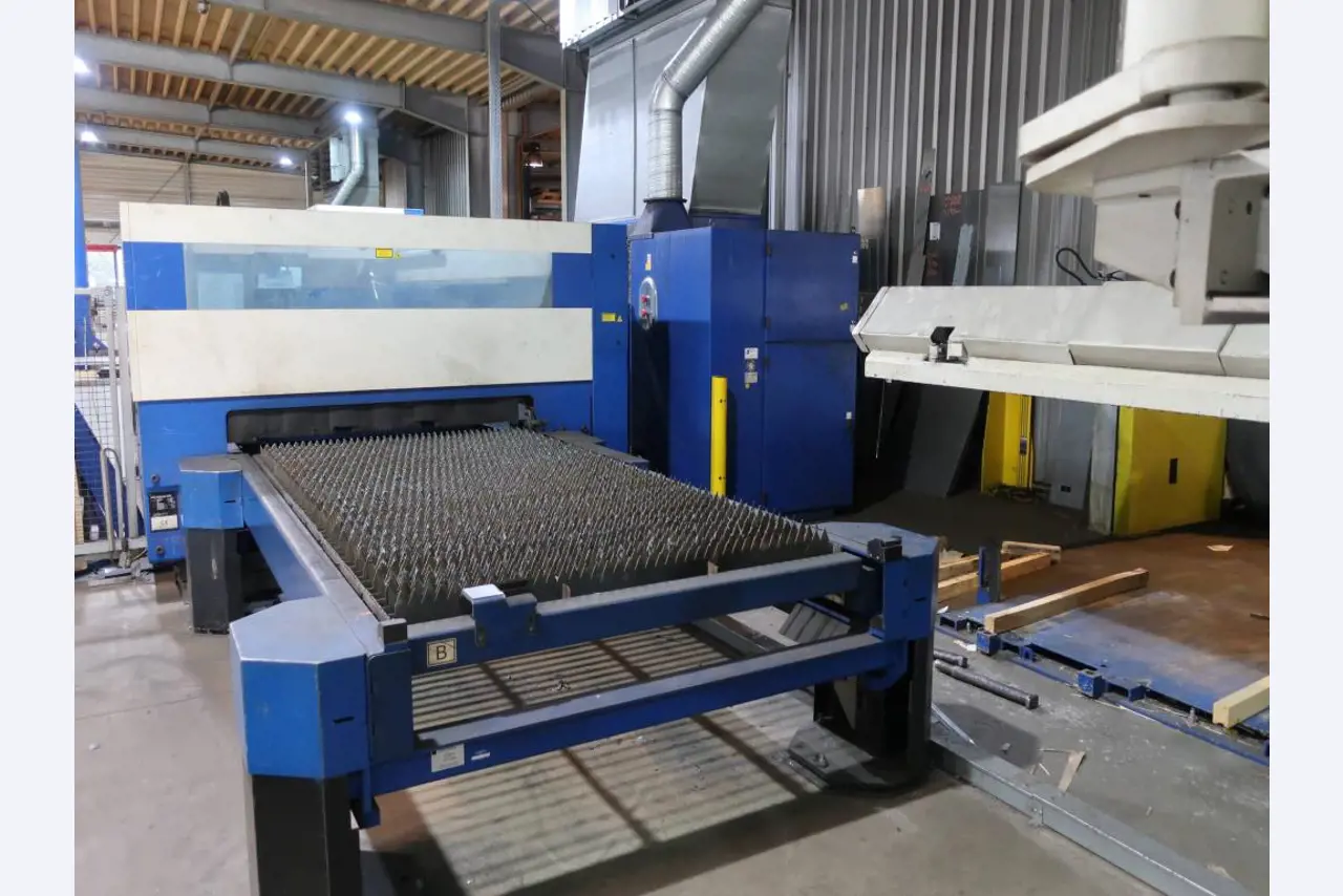 Machines for processing thin/medium thick sheet metal<br> (cutting, punching, pressing, bending)<br><font size="2">In collaboration with Hilco Industrial Acquisitions bv<br></font>-7