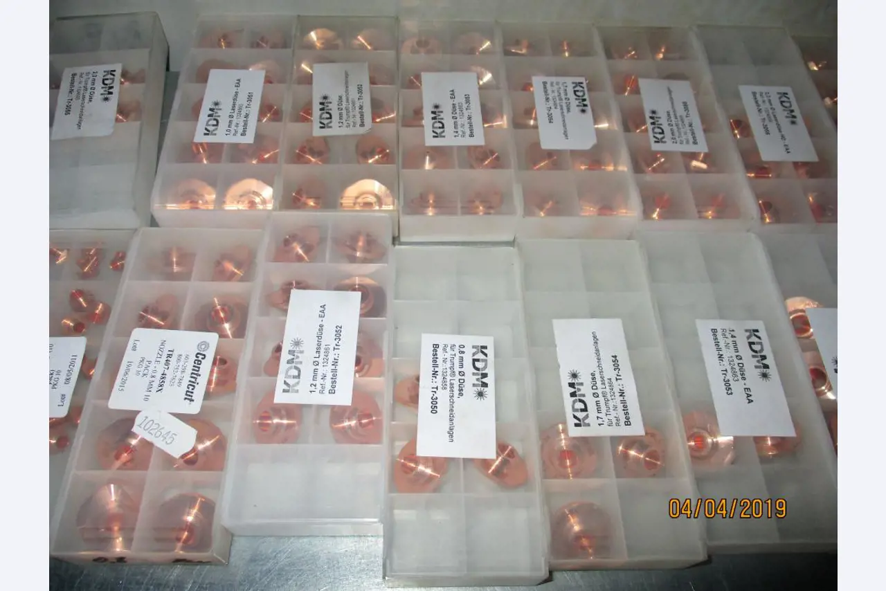 Máquinas para o processamento de chapas metálicas de espessura fina/média<br>(corte, perfuração, prensagem, dobragem)<br><font size="2">Em colaboração com a Hilco Industrial Acquisitions bv</font>-3