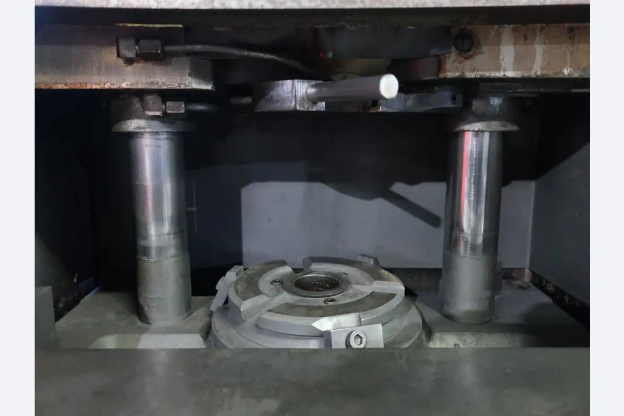 Máquinas para o processamento de chapas metálicas de espessura fina/média<br>(corte, perfuração, prensagem, dobragem)<br><font size="2">Em colaboração com a Hilco Industrial Acquisitions bv</font>-2