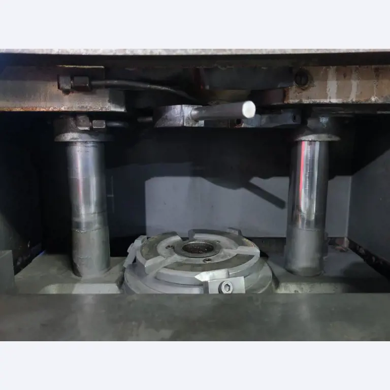 Máquinas para o processamento de chapas metálicas de espessura fina/média<br>(corte, perfuração, prensagem, dobragem)<br><font size="2">Em colaboração com a Hilco Industrial Acquisitions bv</font>-2