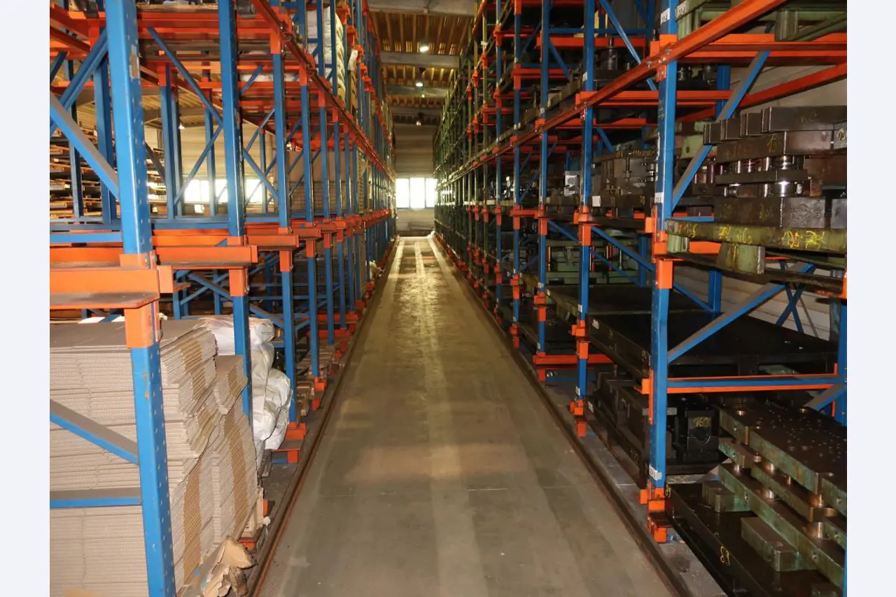 Máquinas para o processamento de chapas metálicas de espessura fina/média<br>(corte, perfuração, prensagem, dobragem)<br><font size="2">Em colaboração com a Hilco Industrial Acquisitions bv</font>-1