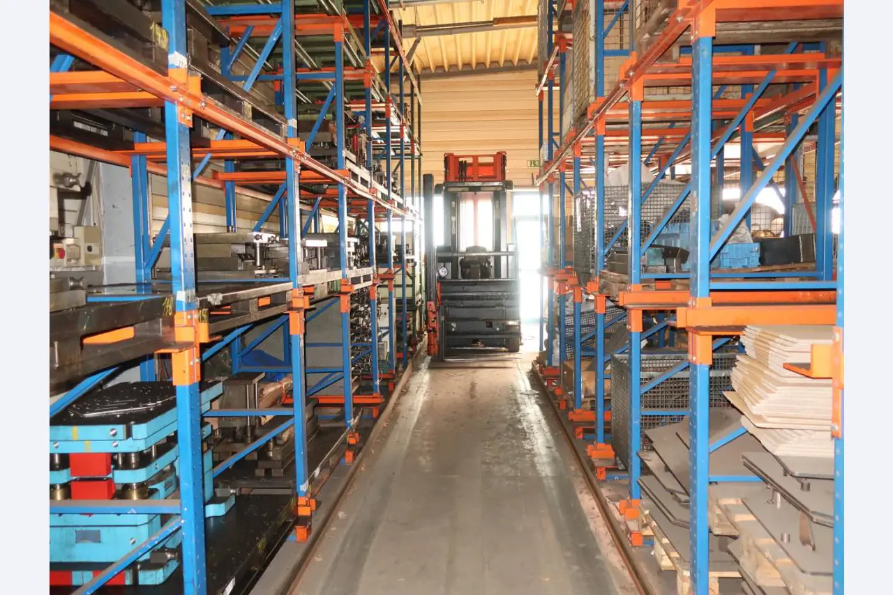 Máquinas para o processamento de chapas metálicas de espessura fina/média<br>(corte, perfuração, prensagem, dobragem)<br><font size="2">Em colaboração com a Hilco Industrial Acquisitions bv</font>-2