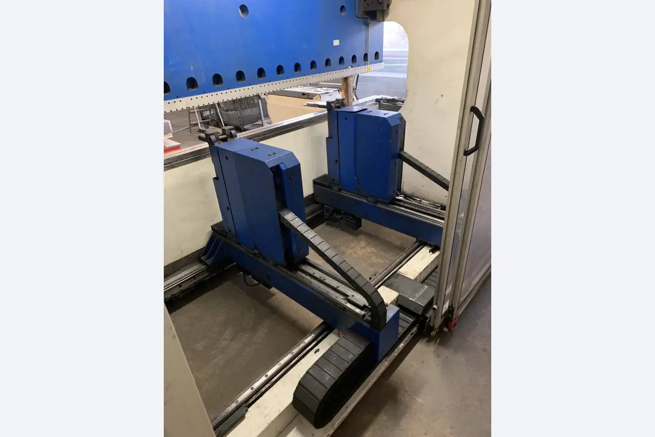Máquinas para o processamento de chapas metálicas de espessura fina/média<br>(corte, perfuração, prensagem, dobragem)<br><font size="2">Em colaboração com a Hilco Industrial Acquisitions bv</font>-3