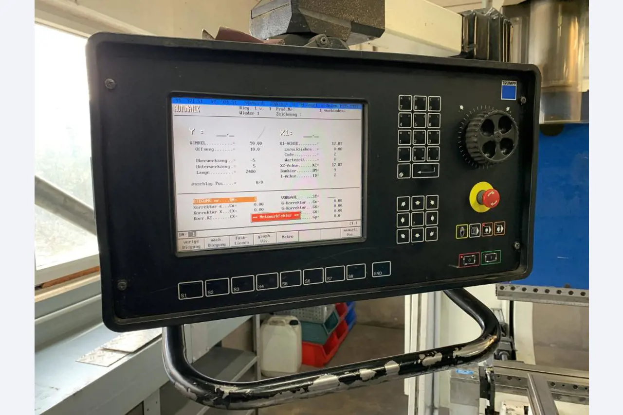 Máquinas para o processamento de chapas metálicas de espessura fina/média<br>(corte, perfuração, prensagem, dobragem)<br><font size="2">Em colaboração com a Hilco Industrial Acquisitions bv</font>-6