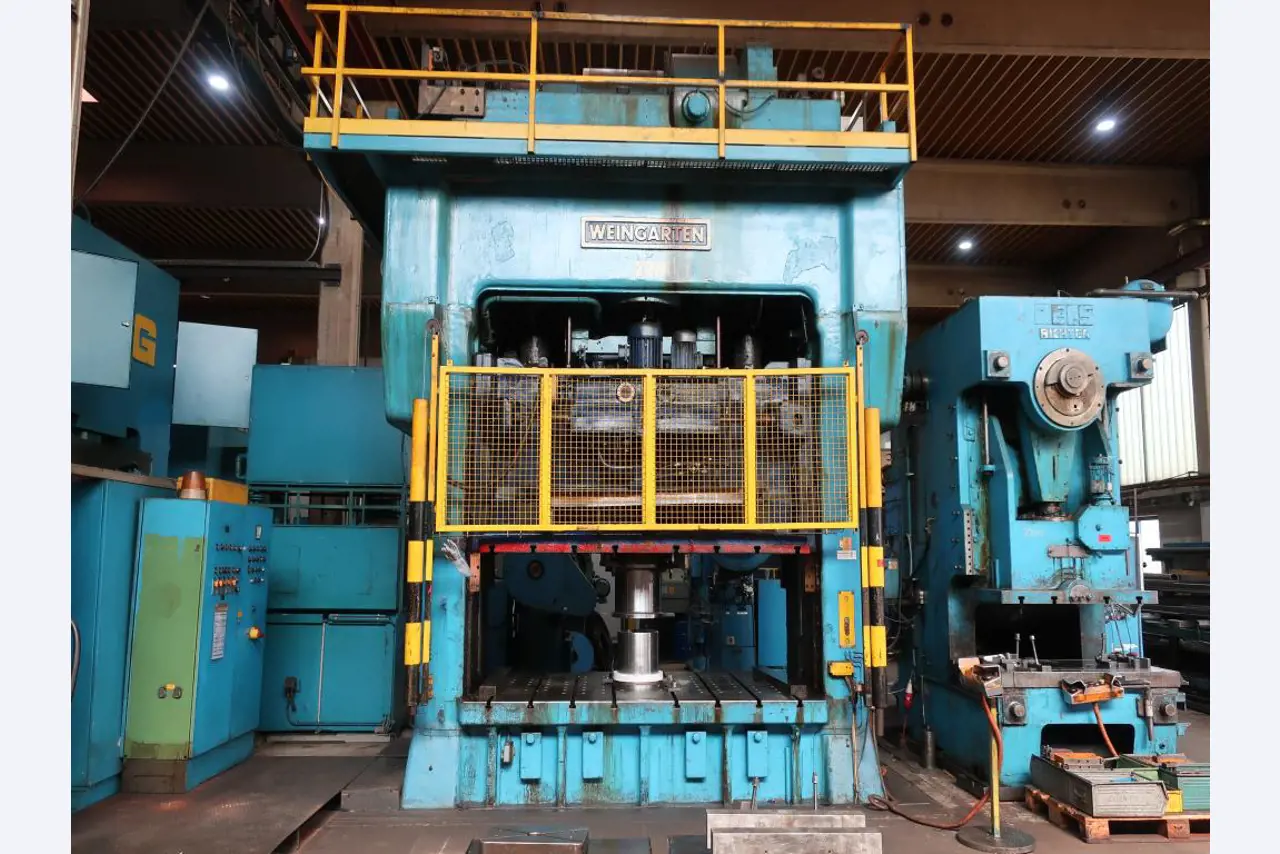 Máquinas para o processamento de chapas metálicas de espessura fina/média<br>(corte, perfuração, prensagem, dobragem)<br><font size="2">Em colaboração com a Hilco Industrial Acquisitions bv</font>-1