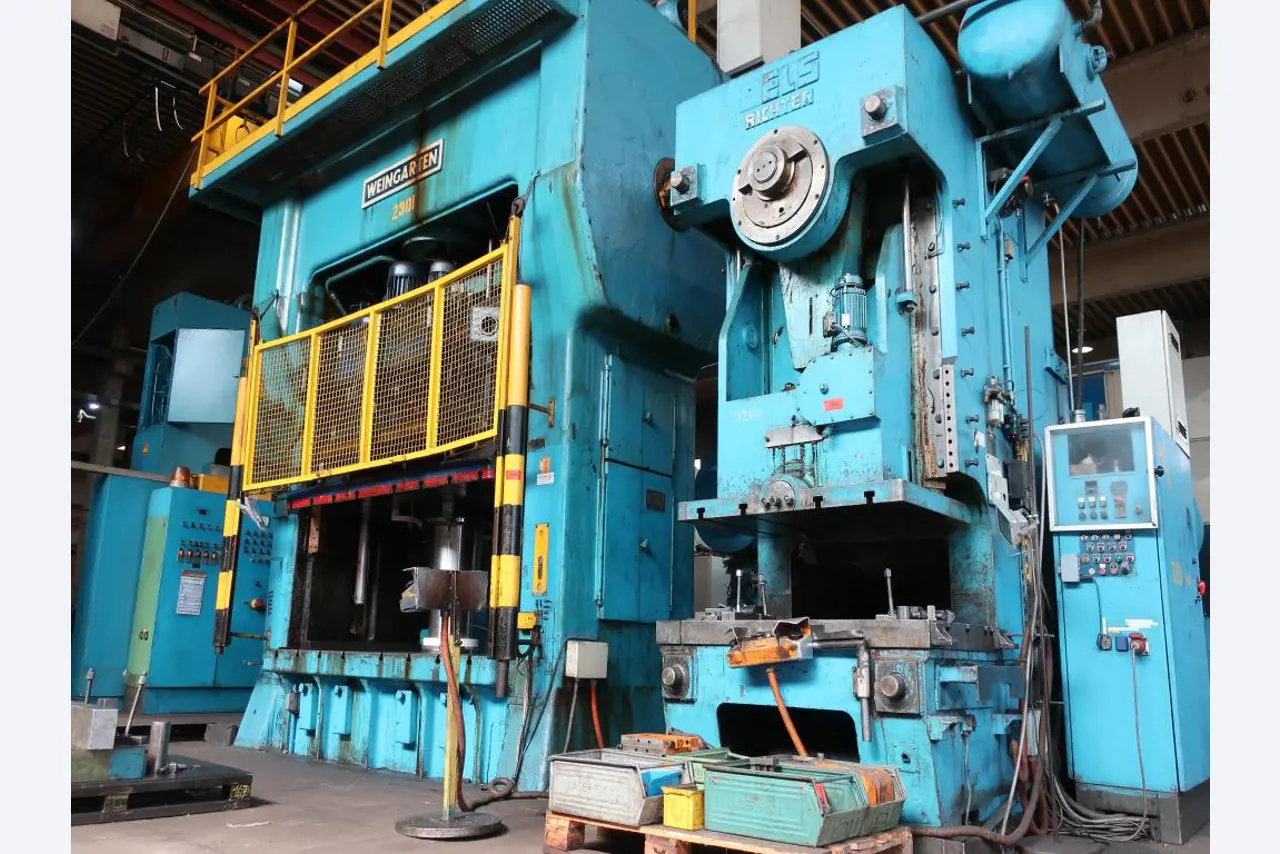 Máquinas para o processamento de chapas metálicas de espessura fina/média<br>(corte, perfuração, prensagem, dobragem)<br><font size="2">Em colaboração com a Hilco Industrial Acquisitions bv</font>-12