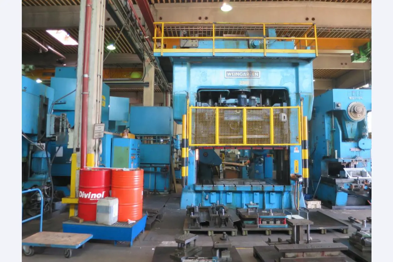 Máquinas para o processamento de chapas metálicas de espessura fina/média<br>(corte, perfuração, prensagem, dobragem)<br><font size="2">Em colaboração com a Hilco Industrial Acquisitions bv</font>-2