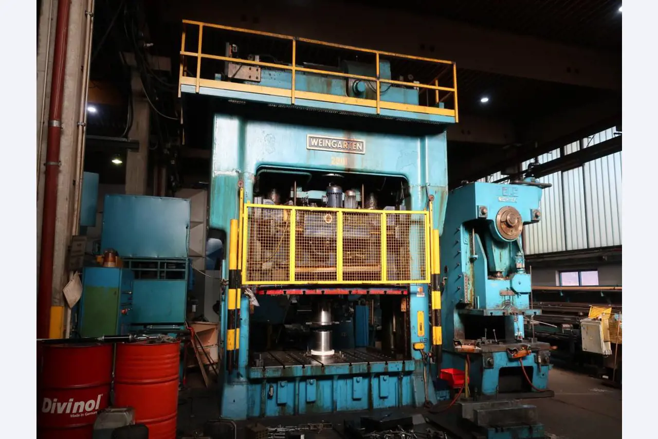 Máquinas para o processamento de chapas metálicas de espessura fina/média<br>(corte, perfuração, prensagem, dobragem)<br><font size="2">Em colaboração com a Hilco Industrial Acquisitions bv</font>-3