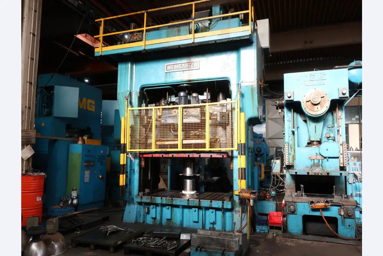 Máquinas para o processamento de chapas metálicas de espessura fina/média<br>(corte, perfuração, prensagem, dobragem)<br><font size="2">Em colaboração com a Hilco Industrial Acquisitions bv</font>-5