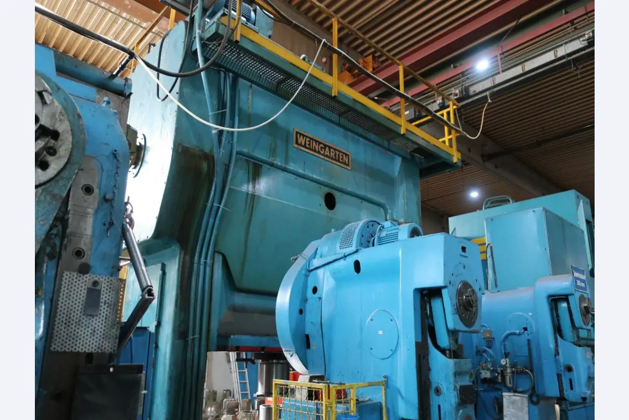 Máquinas para o processamento de chapas metálicas de espessura fina/média<br>(corte, perfuração, prensagem, dobragem)<br><font size="2">Em colaboração com a Hilco Industrial Acquisitions bv</font>-7