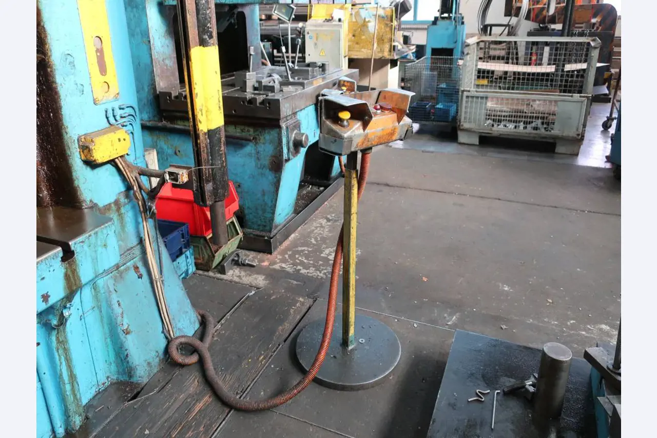 Máquinas para o processamento de chapas metálicas de espessura fina/média<br>(corte, perfuração, prensagem, dobragem)<br><font size="2">Em colaboração com a Hilco Industrial Acquisitions bv</font>-8