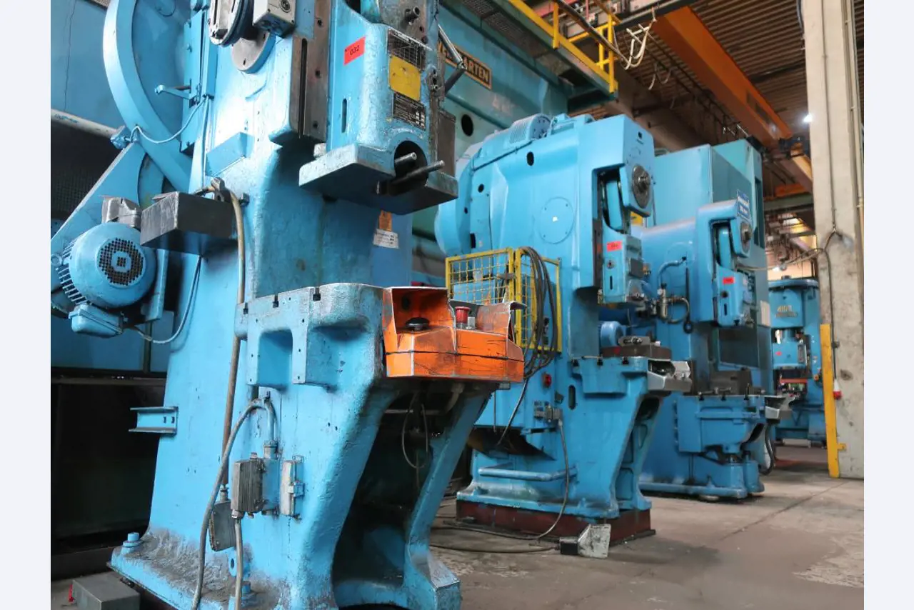 Máquinas para o processamento de chapas metálicas de espessura fina/média<br>(corte, perfuração, prensagem, dobragem)<br><font size="2">Em colaboração com a Hilco Industrial Acquisitions bv</font>-1