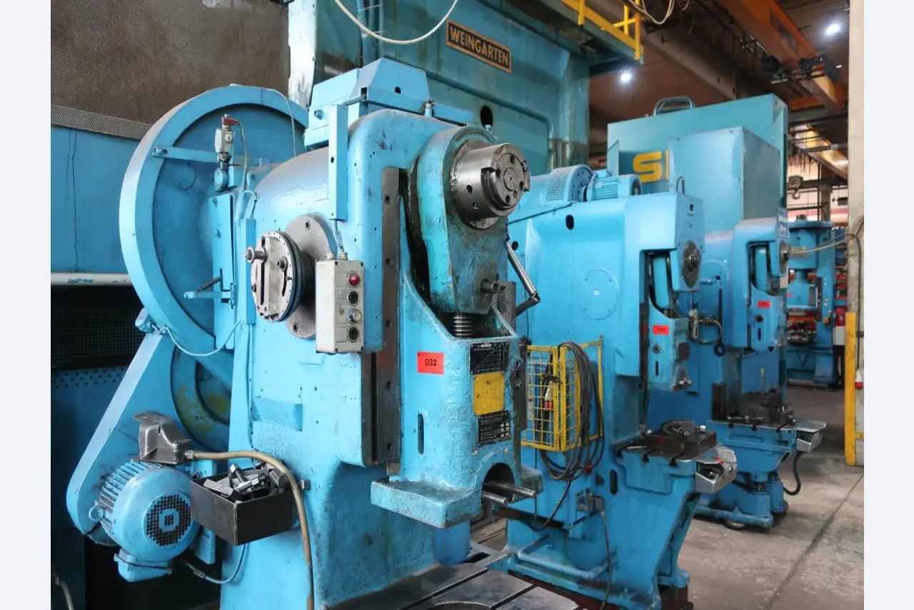 Máquinas para o processamento de chapas metálicas de espessura fina/média<br>(corte, perfuração, prensagem, dobragem)<br><font size="2">Em colaboração com a Hilco Industrial Acquisitions bv</font>-6