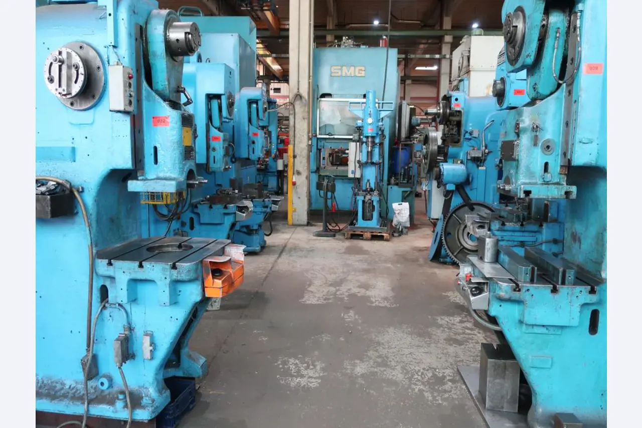 Máquinas para o processamento de chapas metálicas de espessura fina/média<br>(corte, perfuração, prensagem, dobragem)<br><font size="2">Em colaboração com a Hilco Industrial Acquisitions bv</font>-7