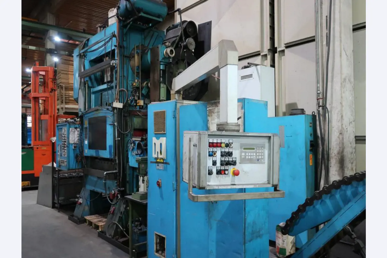 Máquinas para o processamento de chapas metálicas de espessura fina/média<br>(corte, perfuração, prensagem, dobragem)<br><font size="2">Em colaboração com a Hilco Industrial Acquisitions bv</font>-19