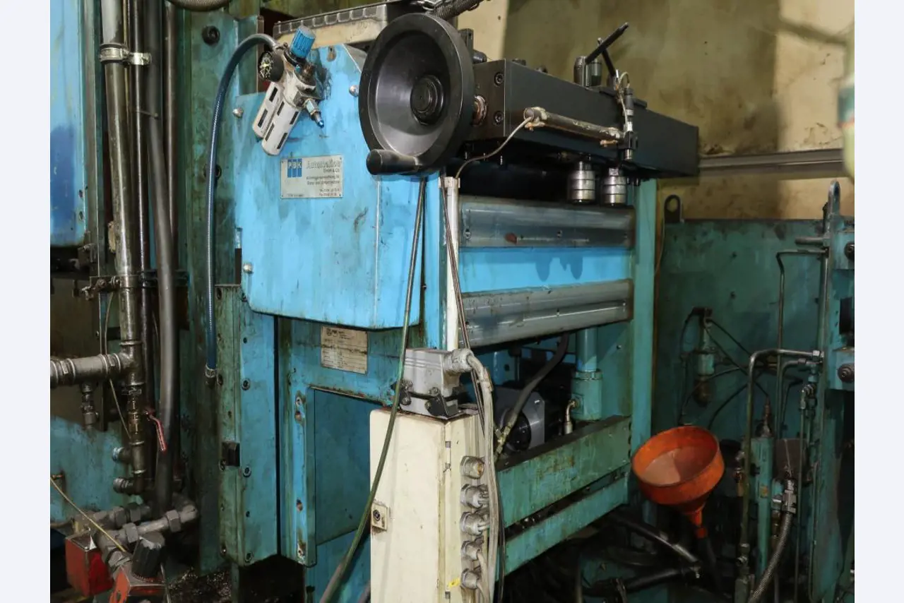 Máquinas para o processamento de chapas metálicas de espessura fina/média<br>(corte, perfuração, prensagem, dobragem)<br><font size="2">Em colaboração com a Hilco Industrial Acquisitions bv</font>-20
