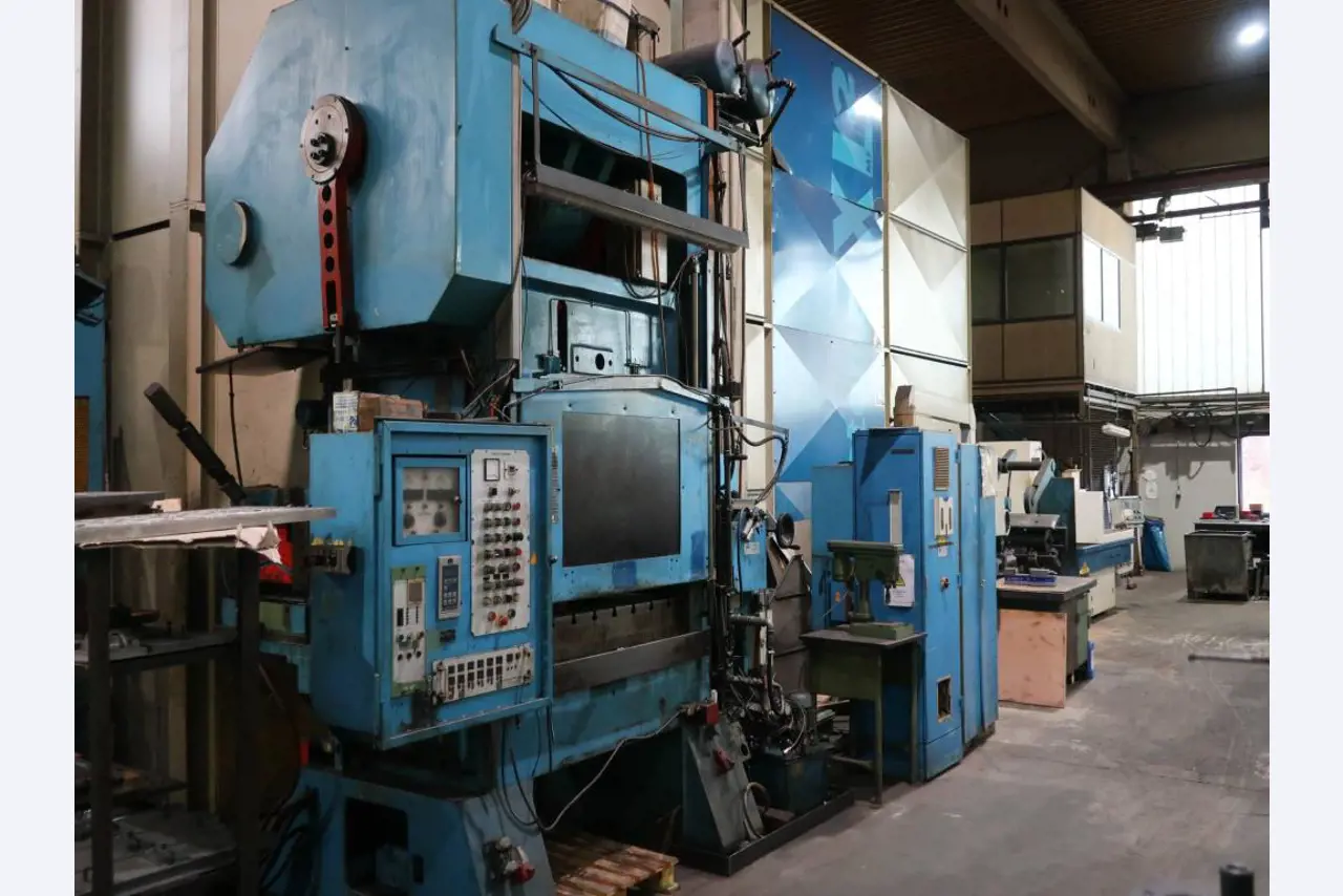 Máquinas para o processamento de chapas metálicas de espessura fina/média<br>(corte, perfuração, prensagem, dobragem)<br><font size="2">Em colaboração com a Hilco Industrial Acquisitions bv</font>-2