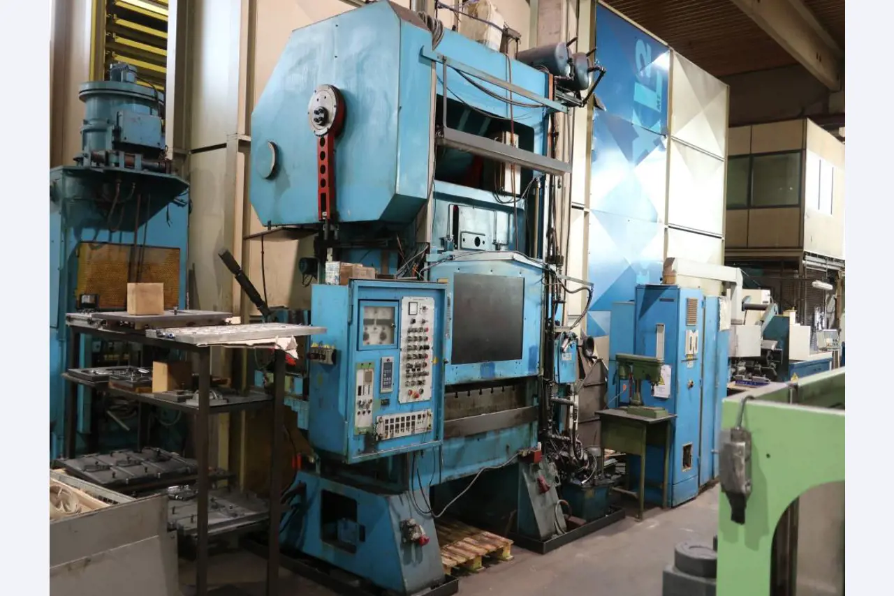 Máquinas para o processamento de chapas metálicas de espessura fina/média<br>(corte, perfuração, prensagem, dobragem)<br><font size="2">Em colaboração com a Hilco Industrial Acquisitions bv</font>-4