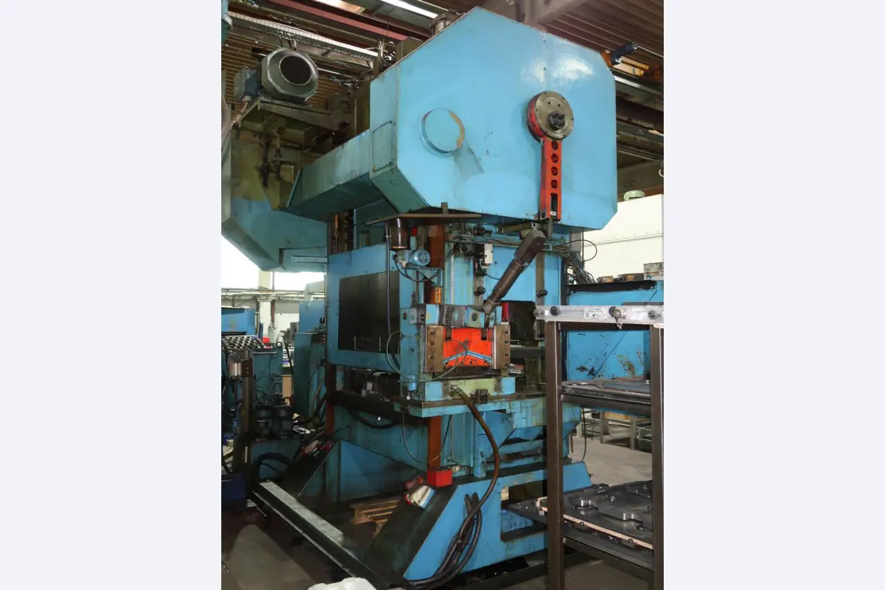 Máquinas para o processamento de chapas metálicas de espessura fina/média<br>(corte, perfuração, prensagem, dobragem)<br><font size="2">Em colaboração com a Hilco Industrial Acquisitions bv</font>-8
