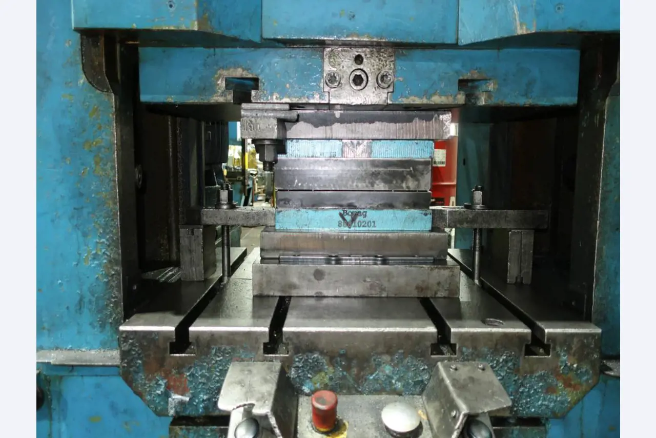 Machines for processing thin/medium thick sheet metal<br> (cutting, punching, pressing, bending)<br><font size="2">In collaboration with Hilco Industrial Acquisitions bv<br></font>-4