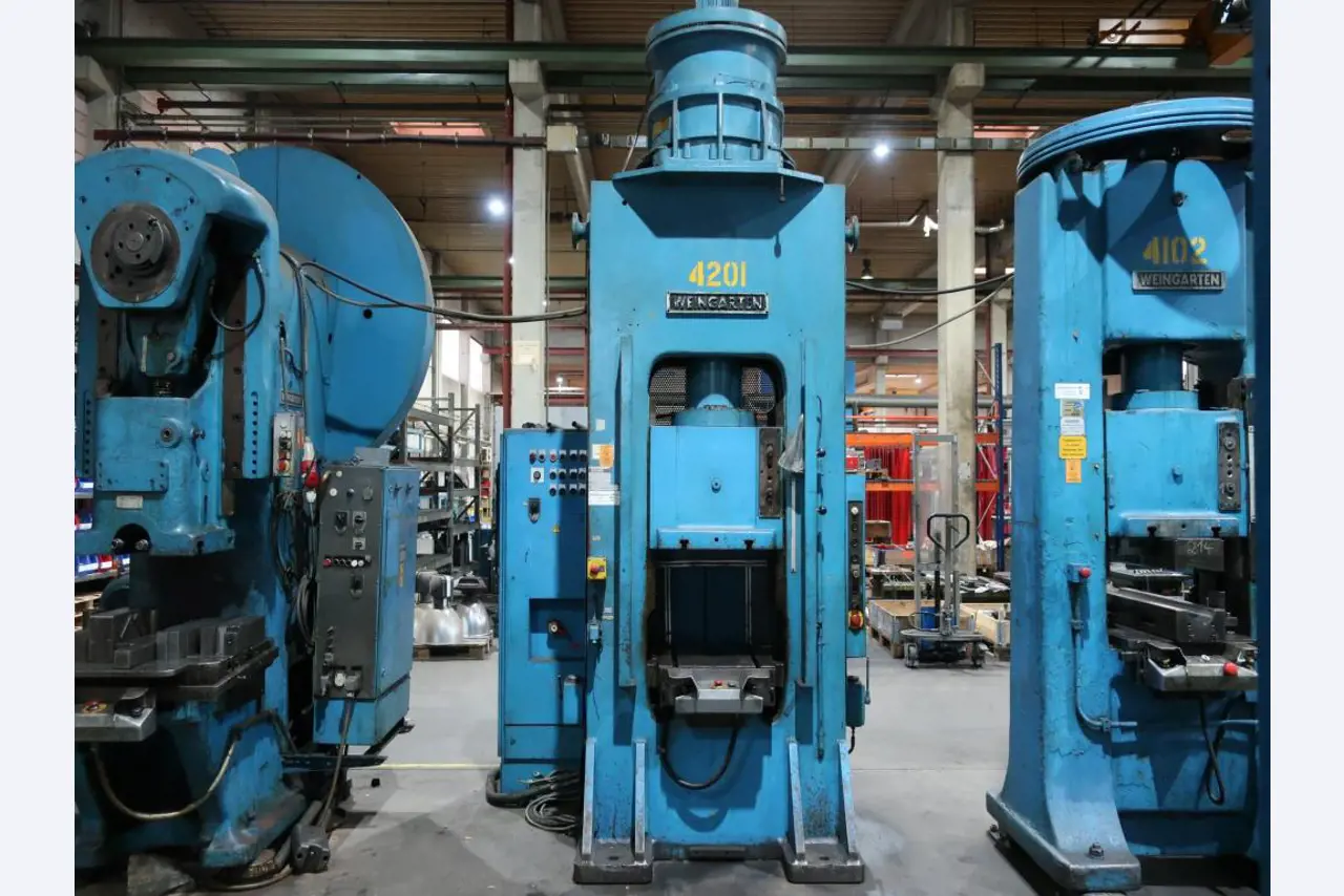 Máquinas para o processamento de chapas metálicas de espessura fina/média<br>(corte, perfuração, prensagem, dobragem)<br><font size="2">Em colaboração com a Hilco Industrial Acquisitions bv</font>-1