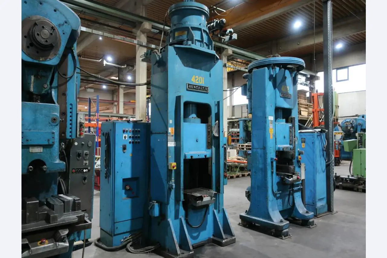 Máquinas para o processamento de chapas metálicas de espessura fina/média<br>(corte, perfuração, prensagem, dobragem)<br><font size="2">Em colaboração com a Hilco Industrial Acquisitions bv</font>-2